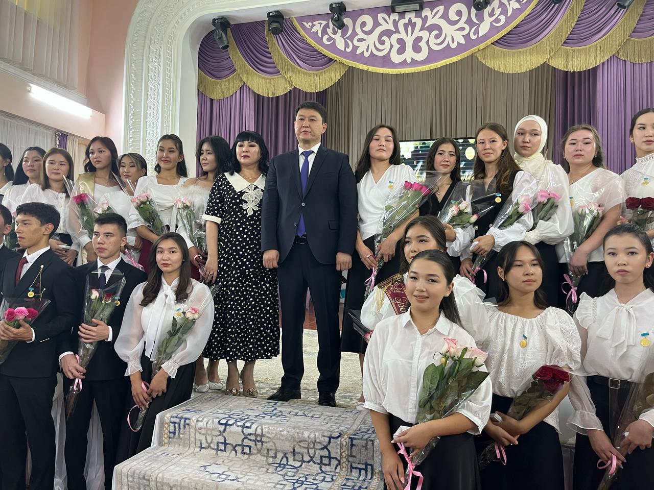 "Алтын белгі" төс белігісін табыстау